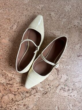 WhoWhatWear Cream Croc-Embossed Mary Jane Flats